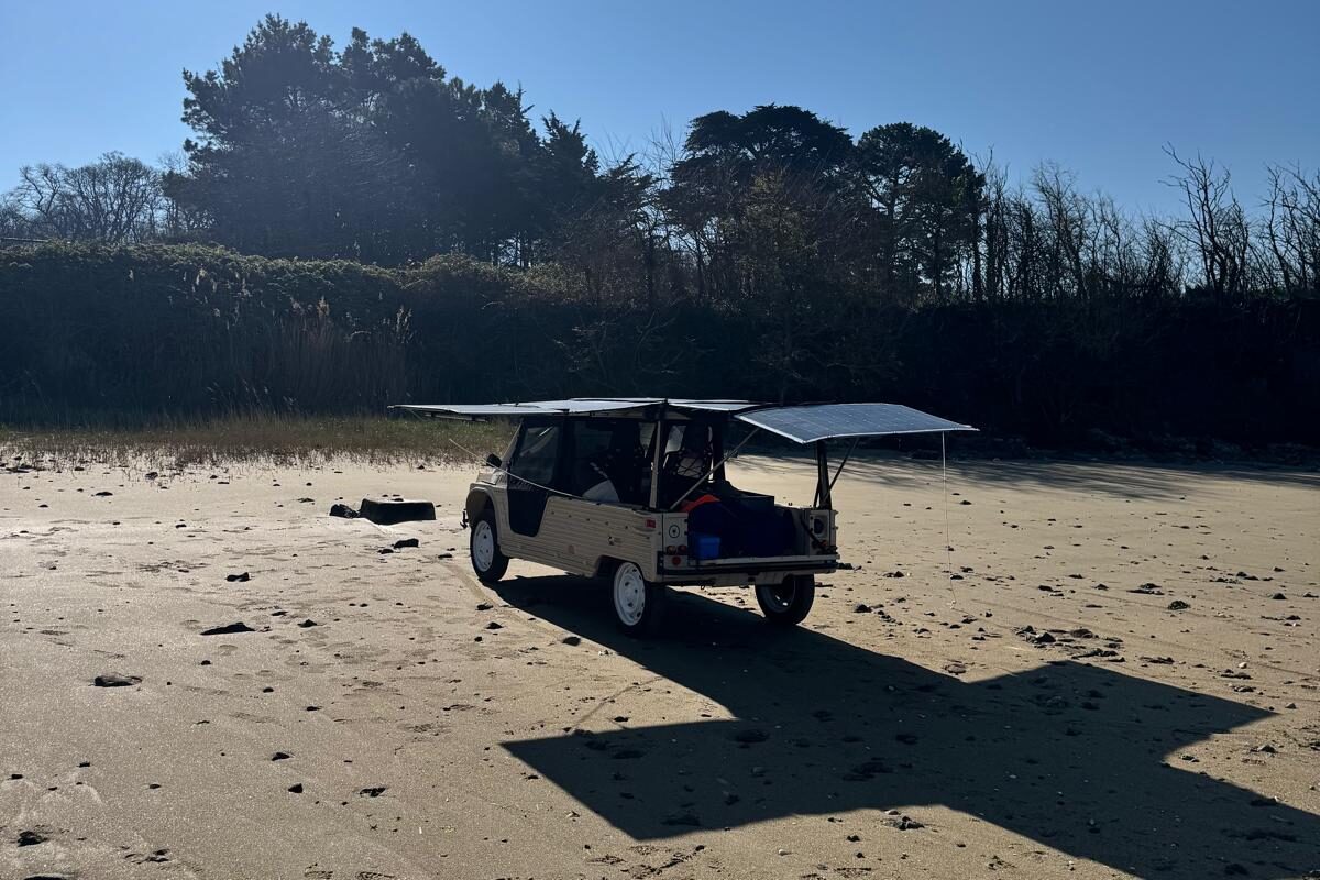 Méhari électrique solaire sur plage avec panneaux déployés